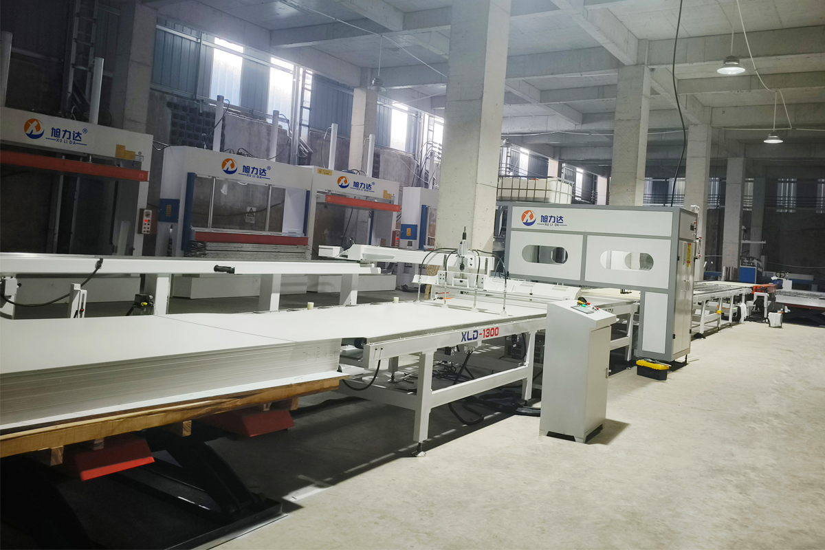 Honeycomb panel loading flip-type laminating production line